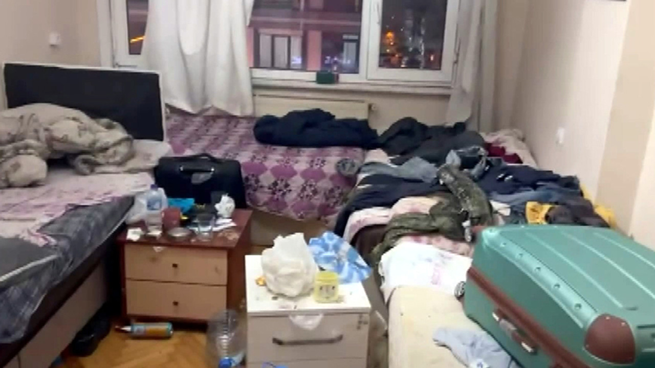 Bir daireyi her yere yatak atıp 27 kaçak göçmene kiralamıştı! Meğer başka evlere de aynısını yapmış