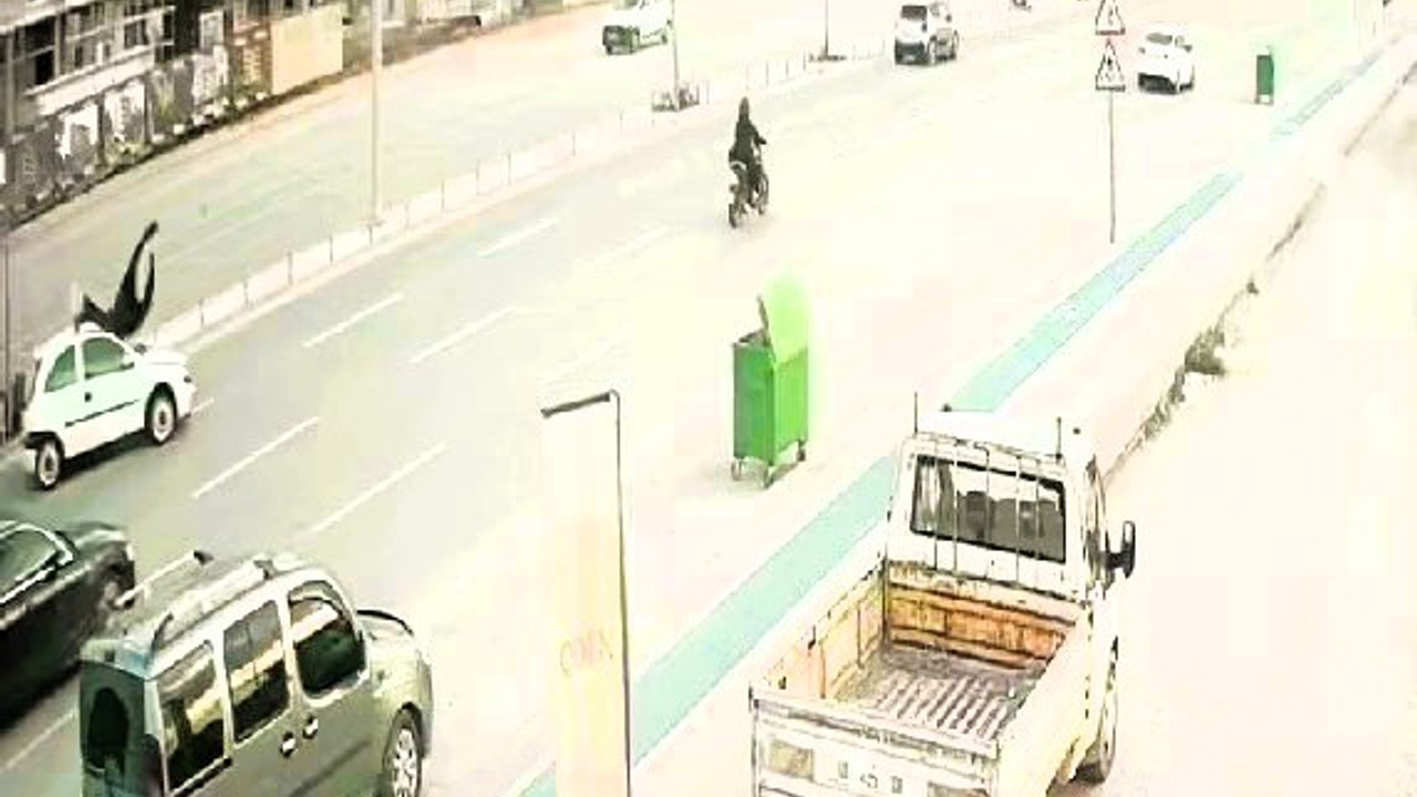 Otomobil yayayı metrelerce havaya savurdu