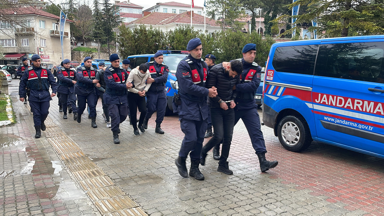 Dolandırıcılar yaşlı çifti hedef aldı: Jandarma kaçmalarına izin vermedi!