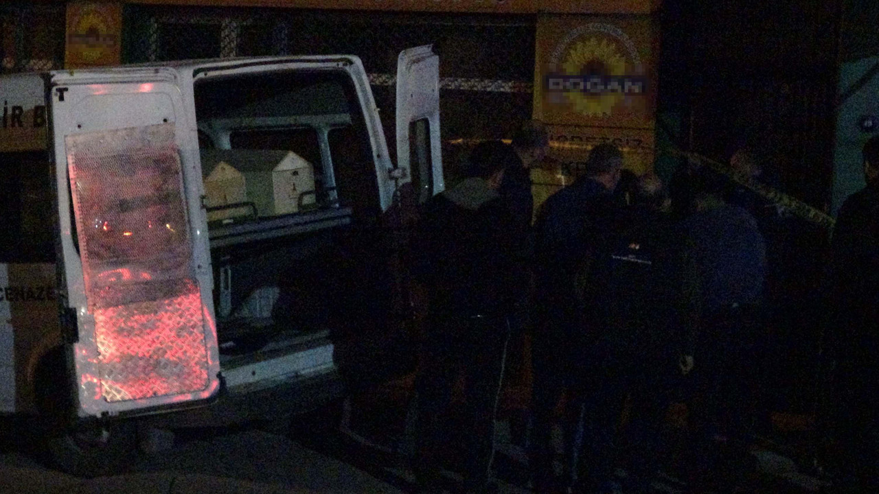 Tartıştığı eşini defalarca bıçaklayarak öldürdü: Polise teslim oldu