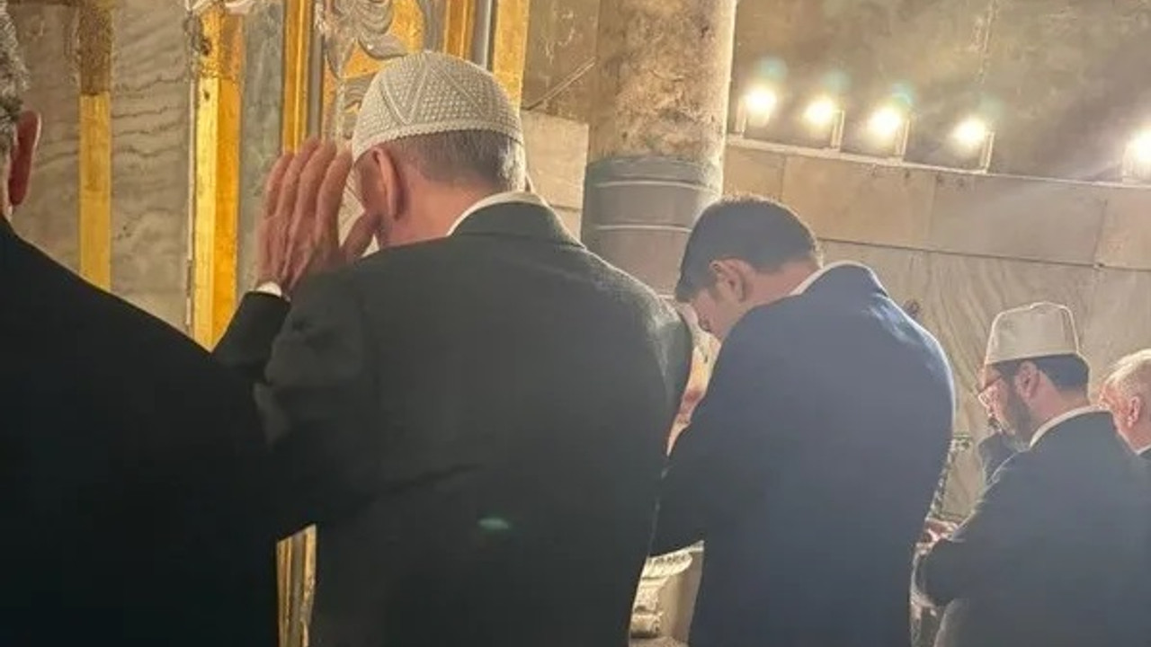 Cumhurbaşkanı Erdoğan’dan seçim öncesi Ayasofya Camii ziyareti! Binlerce vatandaşla akşam namazı kıldı