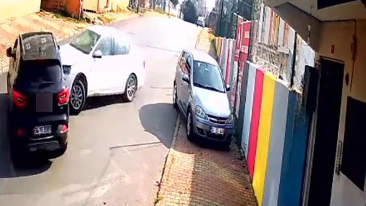 Görüntüler çarpışan araba oyunundan değil! İlginç kaza kameralara böyle yansıdı