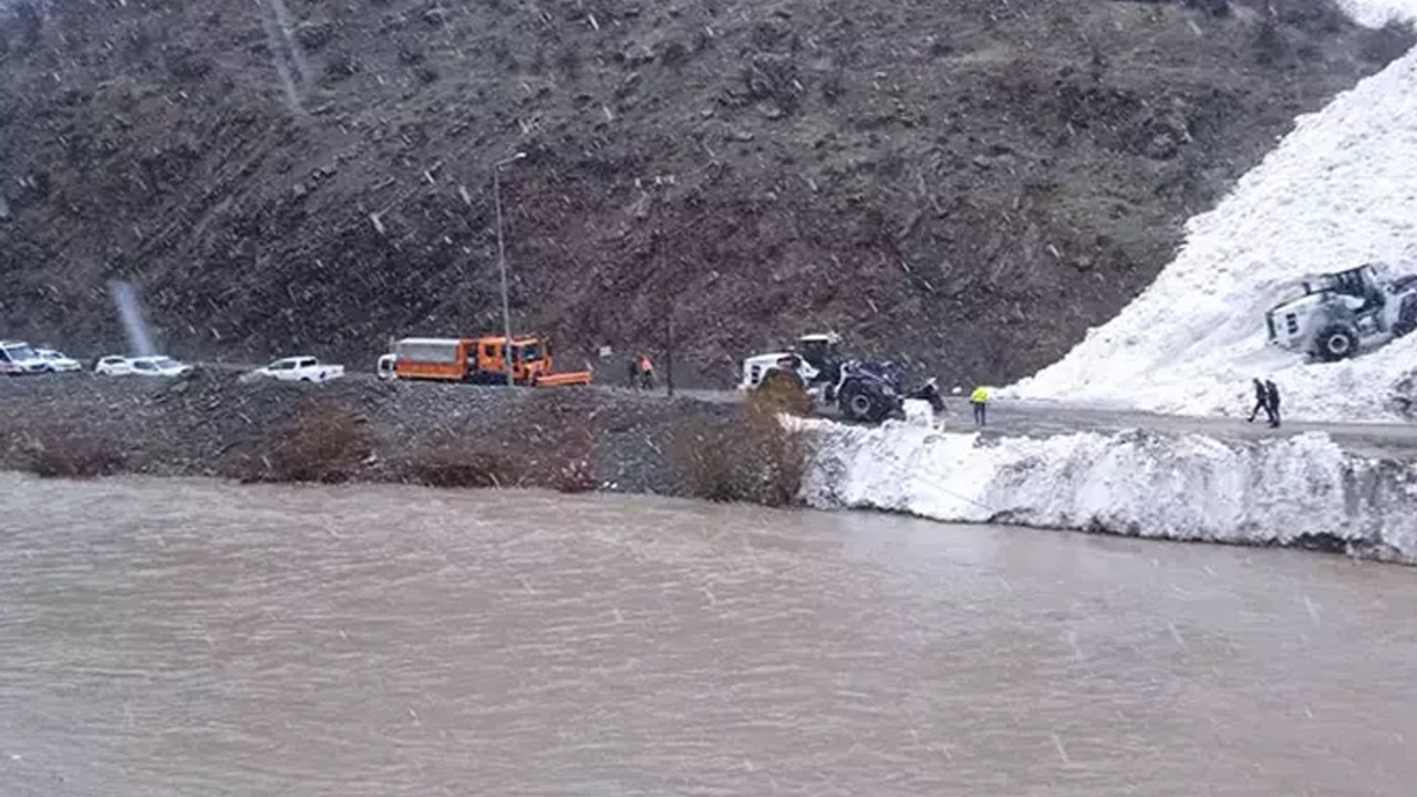 Hakkari Çukurca kara yolunda çığ düştü! Çok sayıda ekip bölgeye sevk edildi