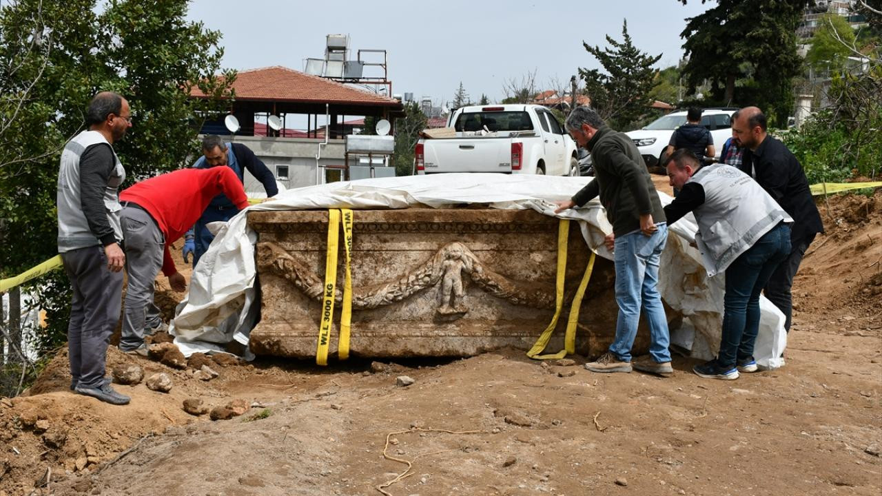 Hatay'da garip görüntü: Evin bahçesinde lahit bulundu
