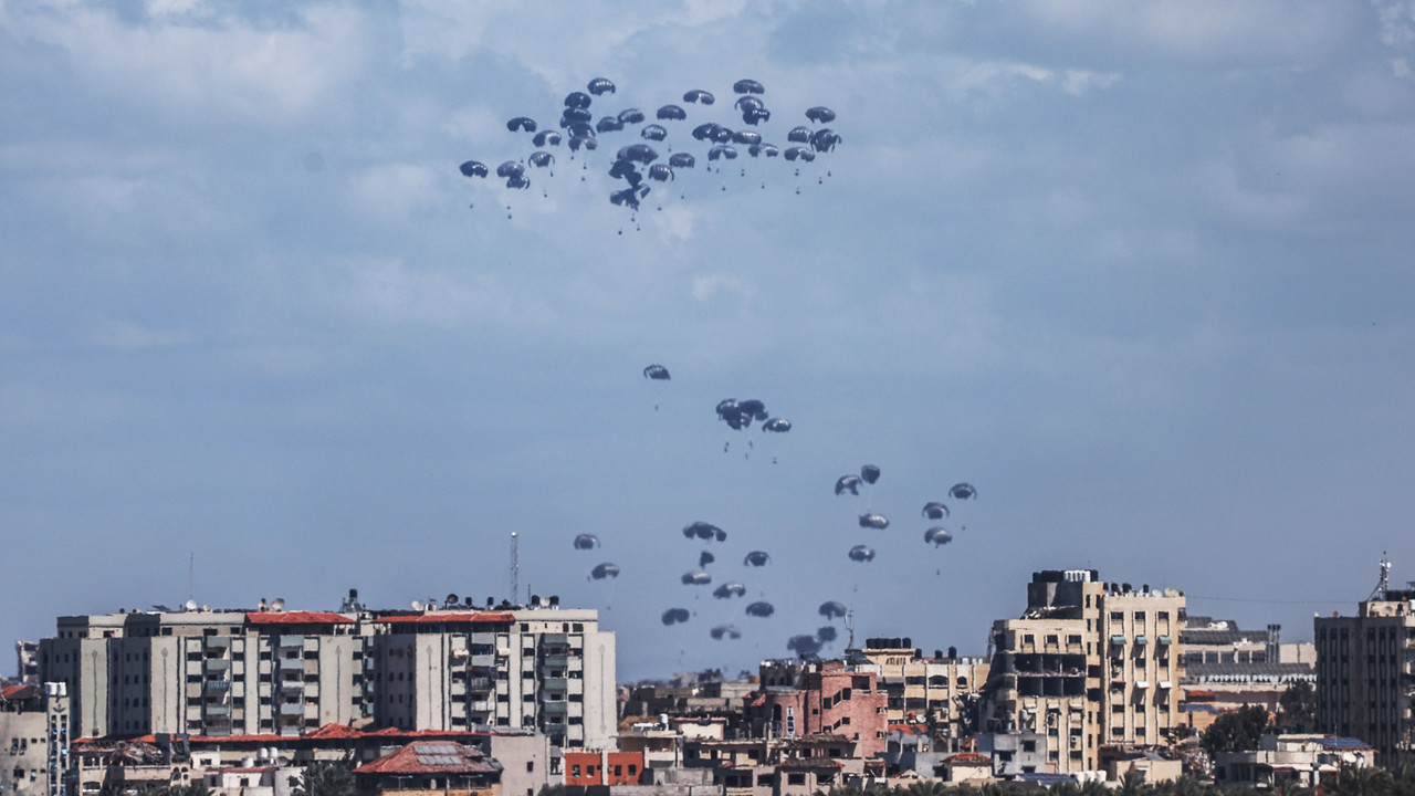 Gazze'ye havadan bırakılan yardımın paraşütleri açılmadı, çok sayıda ölü ve yaralı var