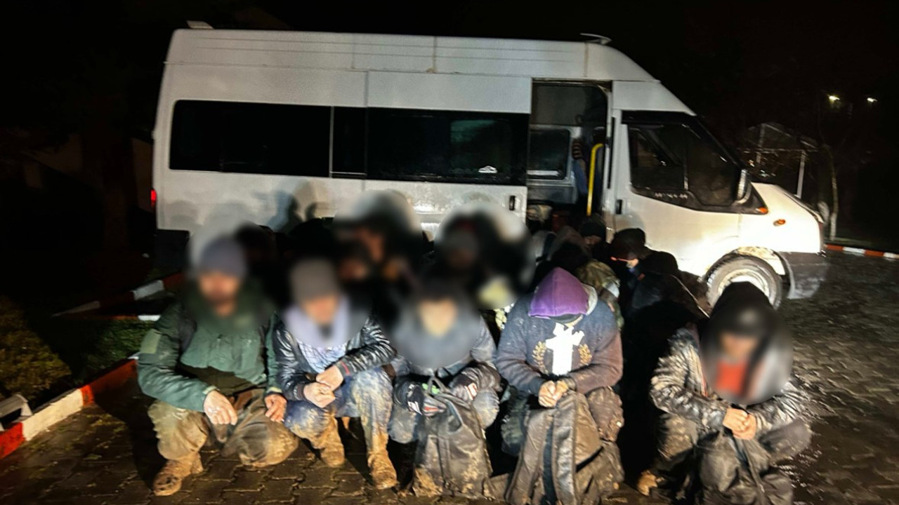 Jandarma insan kaçakçılarının nefesini kesti! Onlarca düzensiz göçmenle birlikte…