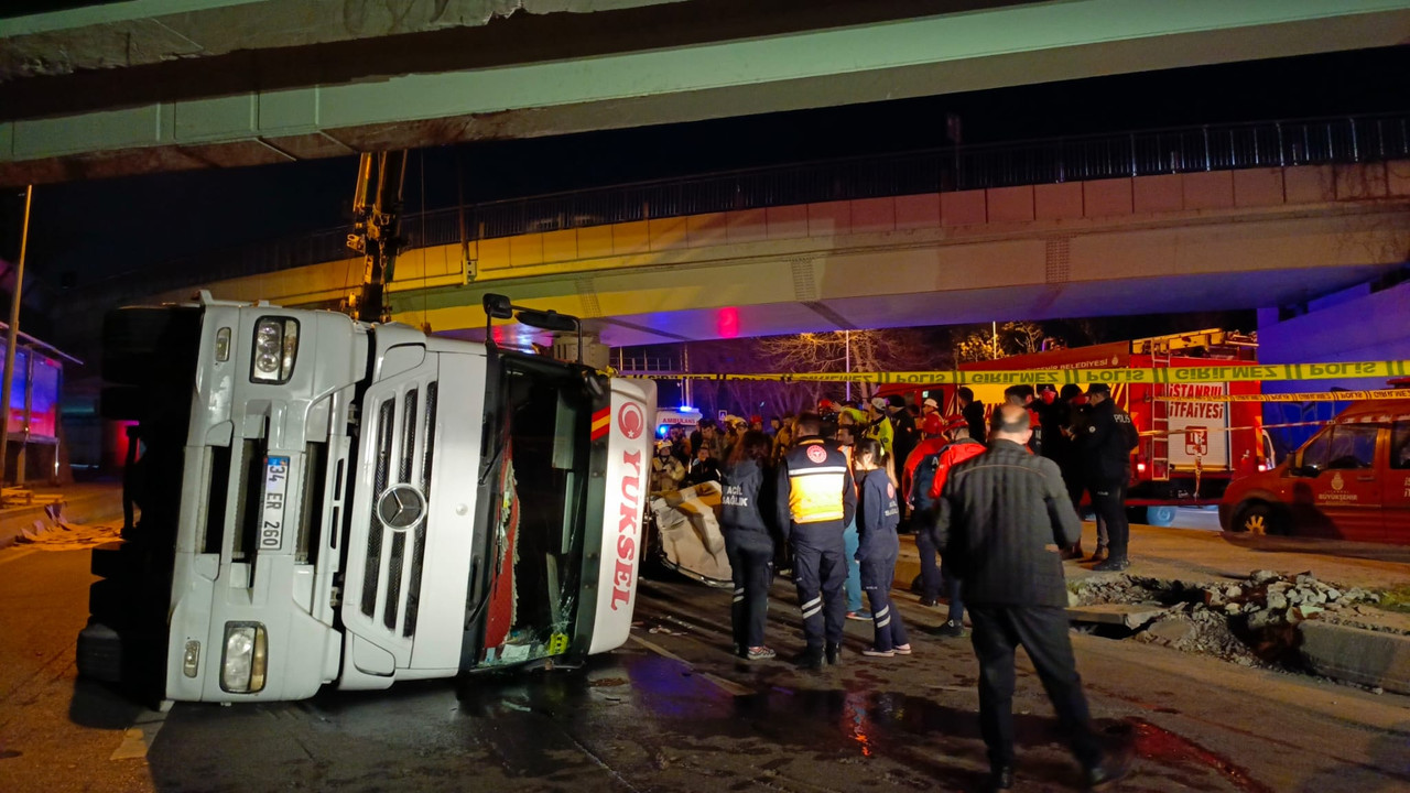 Trafik kurallarına dikkat etmedi: Üst geçide çarpıp, araç üzerine devrildi