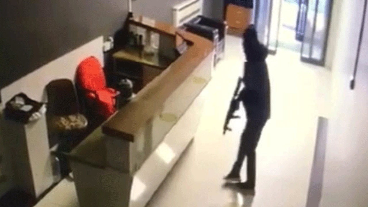 İstanbul'un göbeğinde dehşet anları! Maskeli saldırganlar kalaşnikofla iş yerini bastı