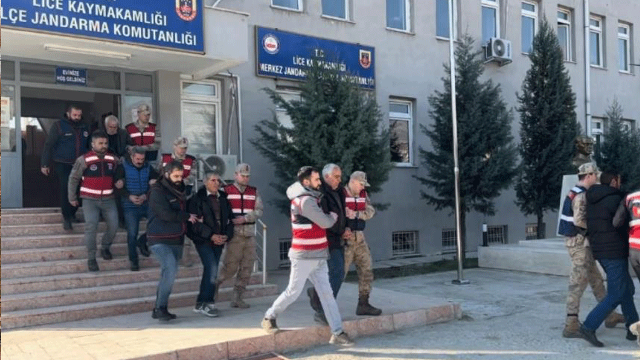 Jandarma zehir tacirlerine geçit vermedi! Yüz kilodan fazla uyuşturucu ele geçirildi