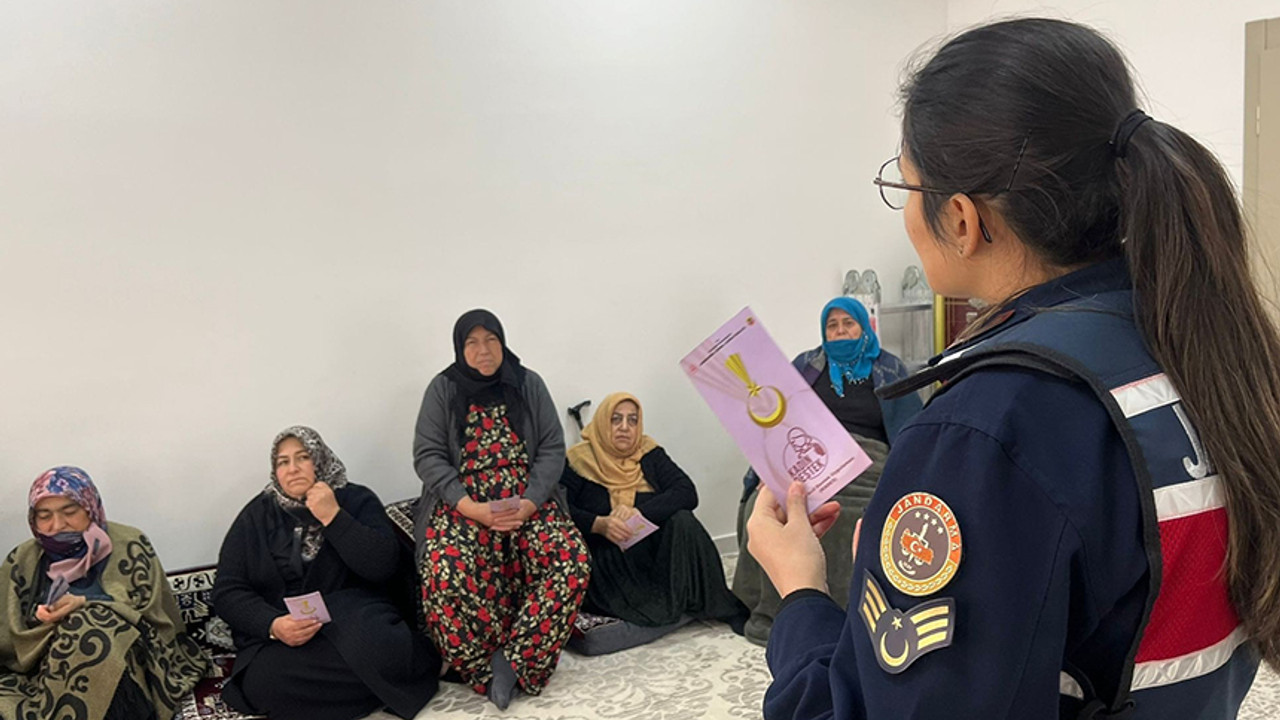 Jandarma köy köy gezerek kadınlara 'KADES' eğitimi verdi