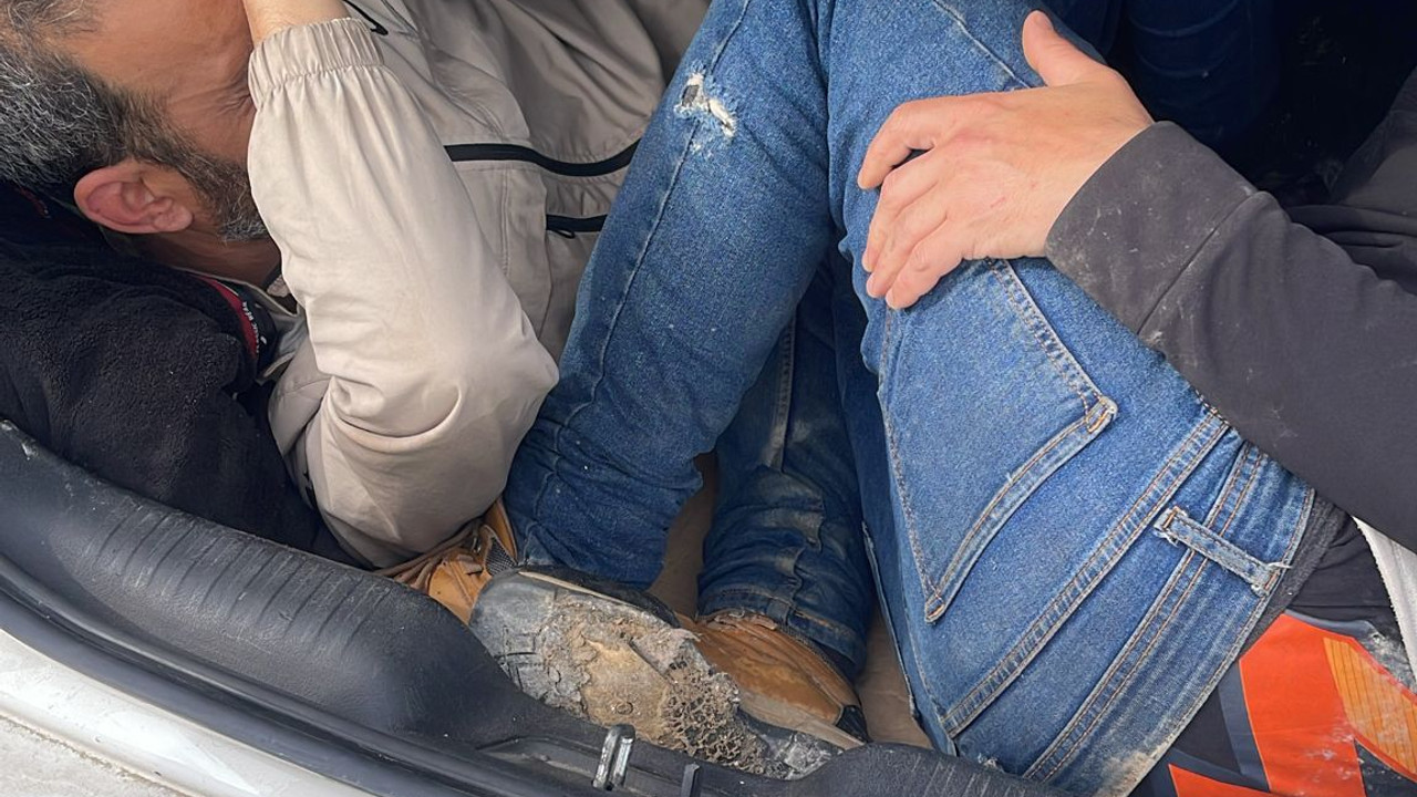 Kaçak göçmenleri bagaja sıkıştırdı! O anlar kameralara böyle yansıdı