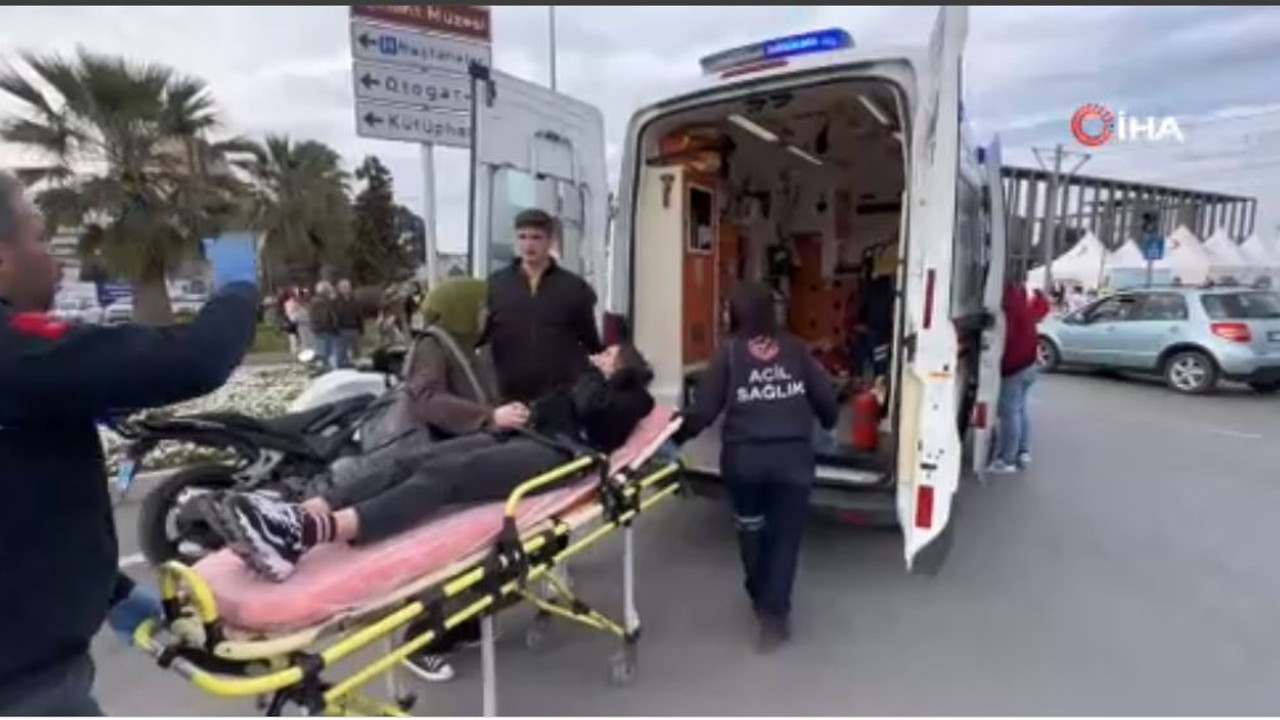 İki araç birbirine girdi: Yayalar ölümden döndü