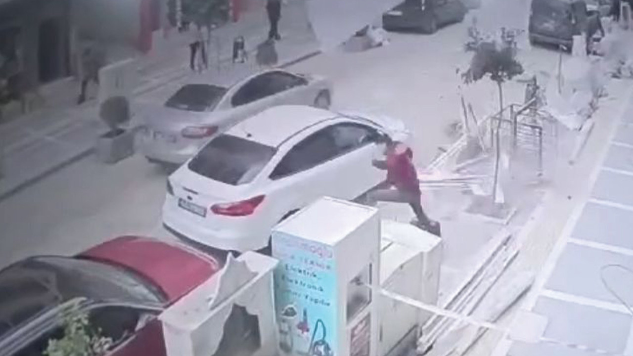 Mardin’de genç, inşaattan düşen kapının altına kaçtı!
