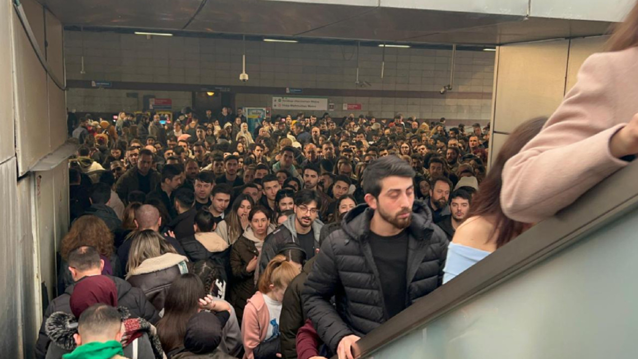 Mecidiyeköy metrobüs durağında yürüyen merdiven ters yöne hareket etti: 3 yaralı