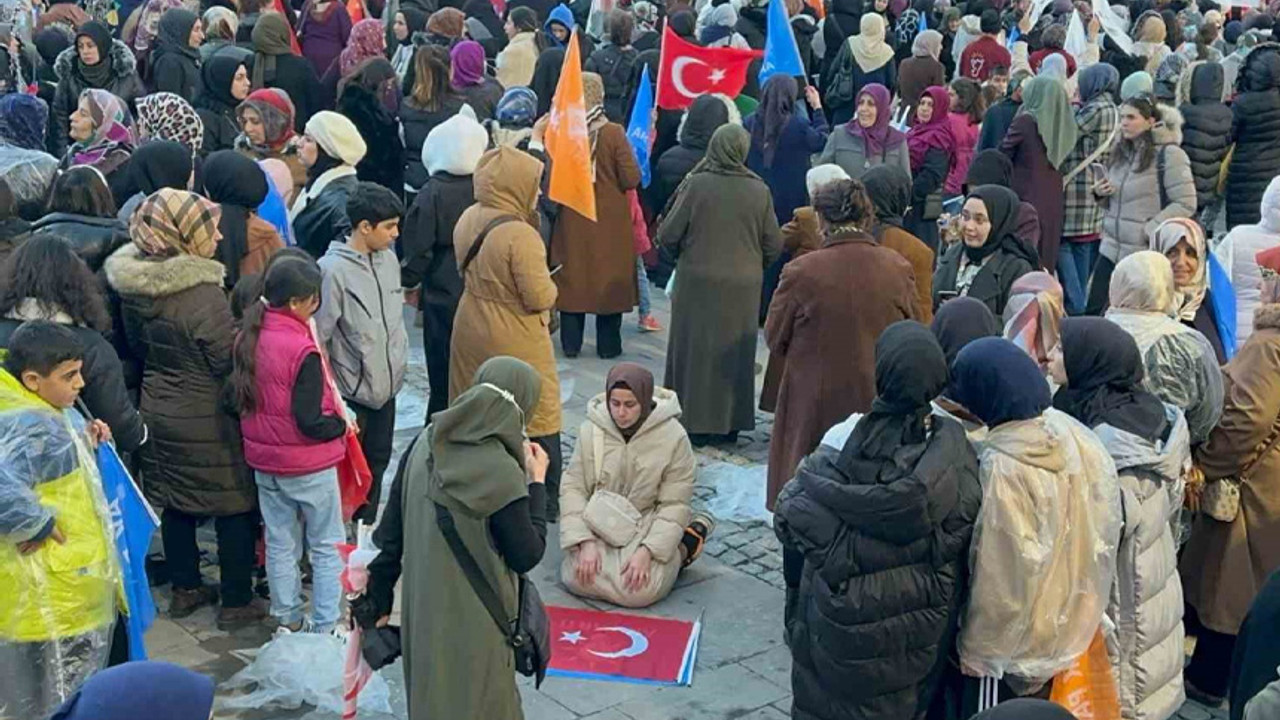 Elazığ'da şaşırtan görüntü: Erdoğan'ın mitingi sırasında Türk bayrağını önüne koyup namaz kıldı
