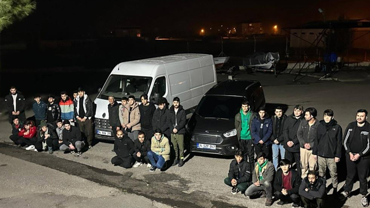 Ülkemize kaçak yollarla girmeye çalışanlara jandarma göz açtırmıyor! Çok sayıda göçmen yakalandı