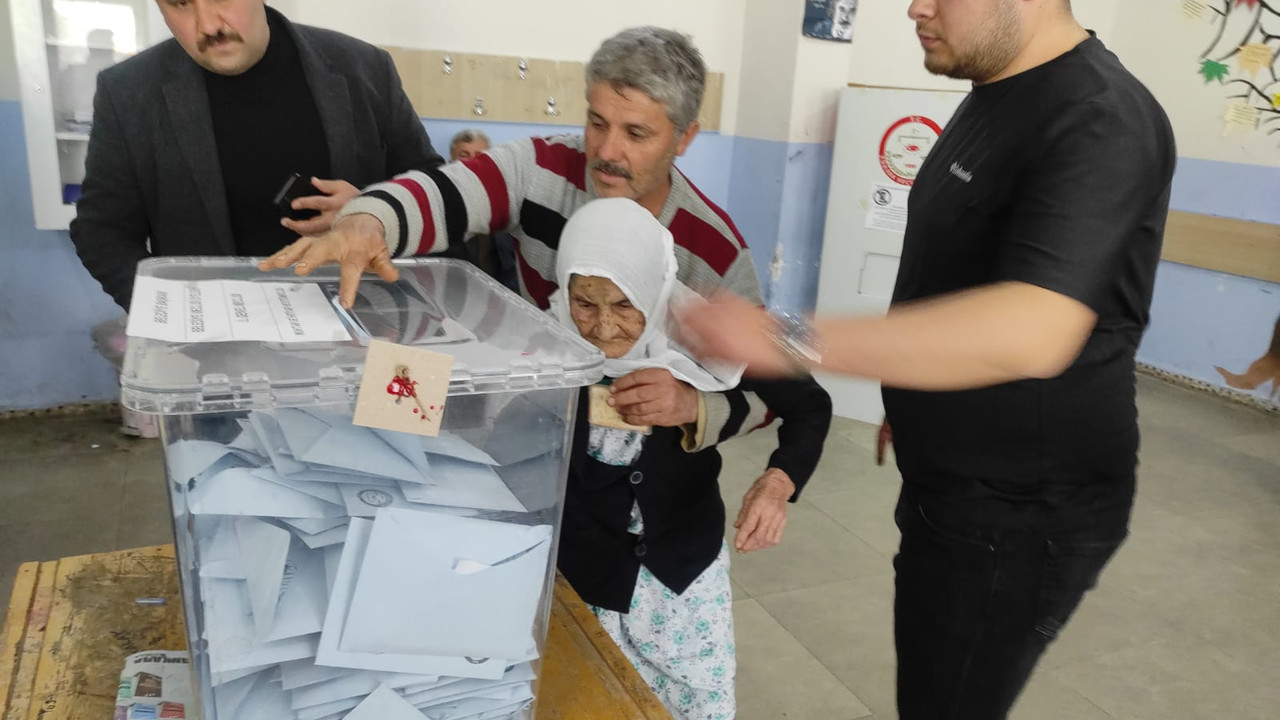 118 yaşındaki yürüyemeyen annesini sırtında taşıyarak oy kullanmaya götürdü