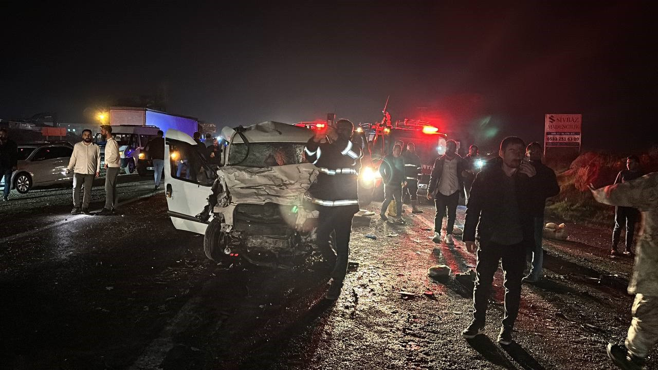 Son dakika... Şanlıurfa’da zincirleme kaza! Araçlar birbirine girdi: Ölü ve yaralılar var