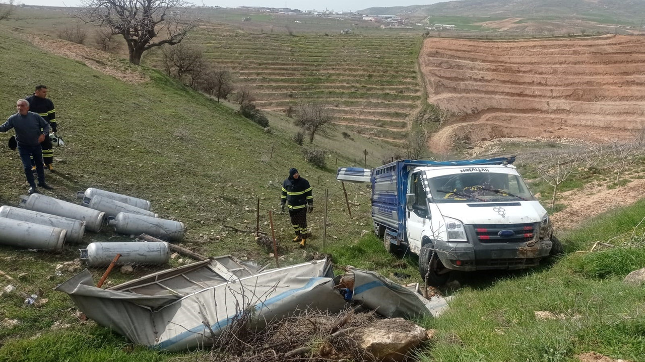Siirt’te facia gibi kaza: İçi tüp dolu kamyonet devrildi! Yaralılar var