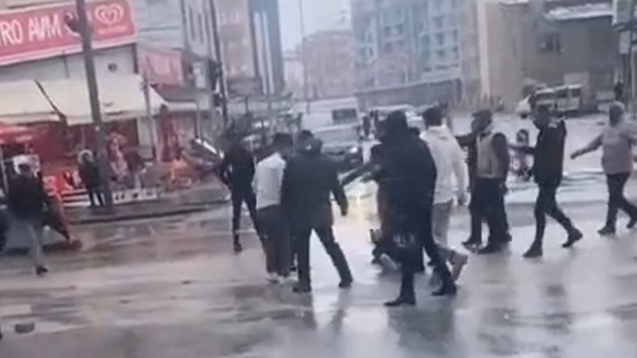 Sokak ortasında karısını bıçakladı! O saldırgana meydan dayağı... Polis kurtardı