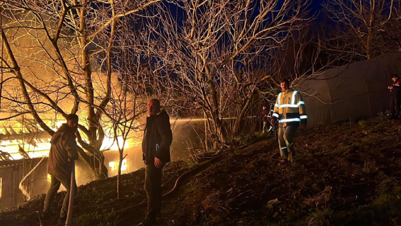 Zonguldak'ta tekstil atölyesi deposunda yangın: Ekipler müdahale ediyor