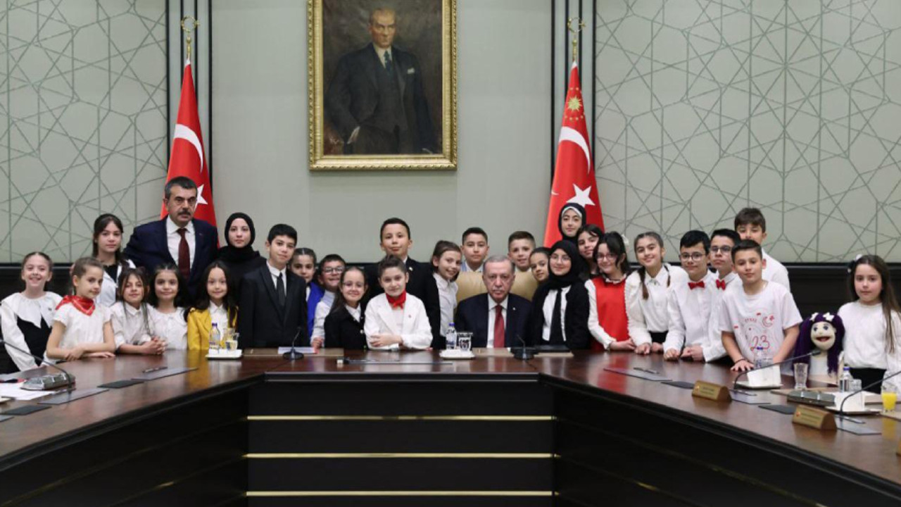 Erdoğan, 23 Nisan çocuklarını Külliye'de kabul etti
