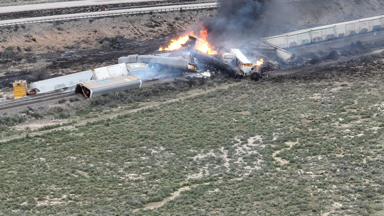 ABD’de benzin taşıyan tren raydan çıkıp devrildi
