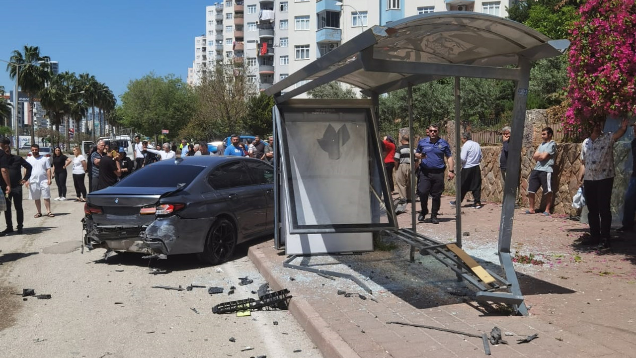 Otomobil, otobüs durağına daldı: 7 yaralı!