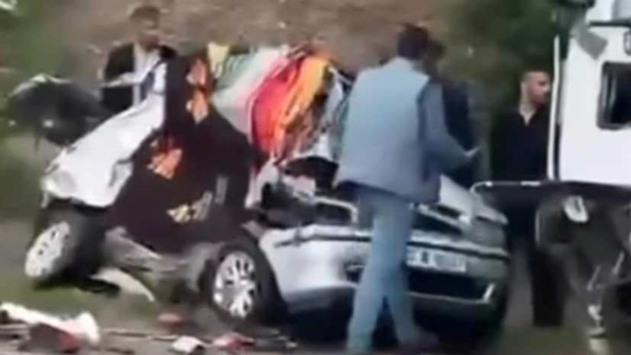Hafriyat kamyonuyla otomobil birbirine girdi: Durum vahim!