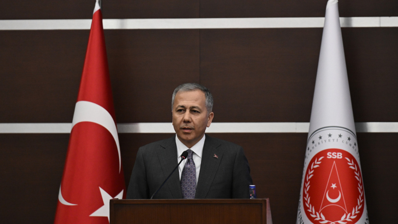 İçişleri Bakanı Yerlikaya, kımızı bültenle aranan yabancı uyruklu 2 şüphelinin yakalandığını bildirdi