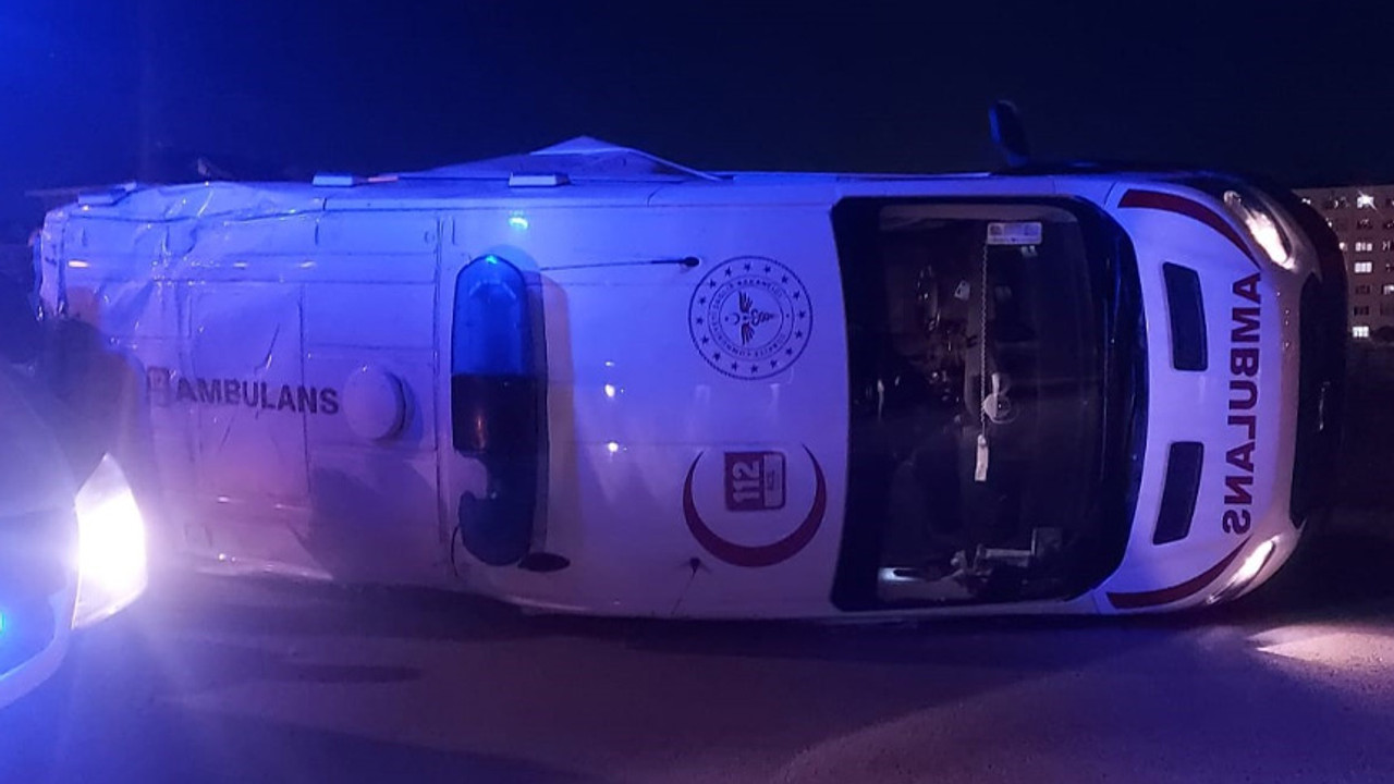 Ambulans otomobille çarpıştı: 5 kişi yaralandı
