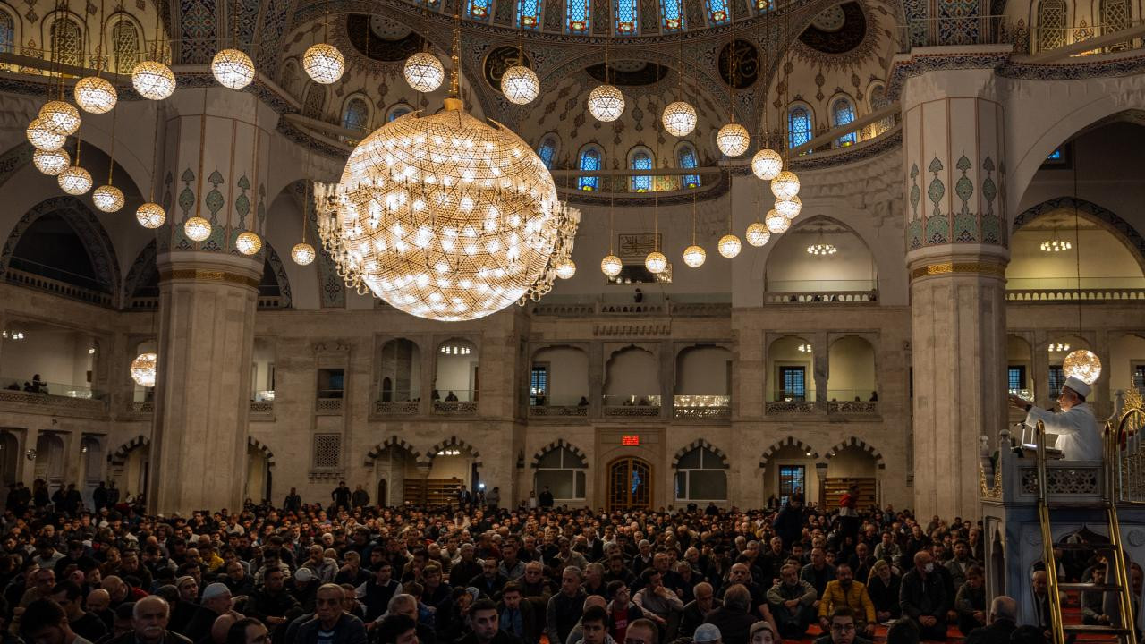 Yurdun dört bir yanında bayram namazı kılındı!