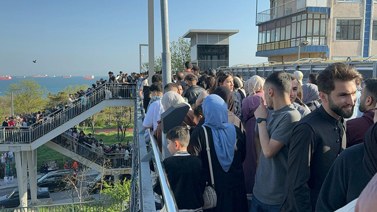 İstanbul artık bayramda boş değil! Avcılar’daki metrobüs üstgeçidinde izdiham oluştu