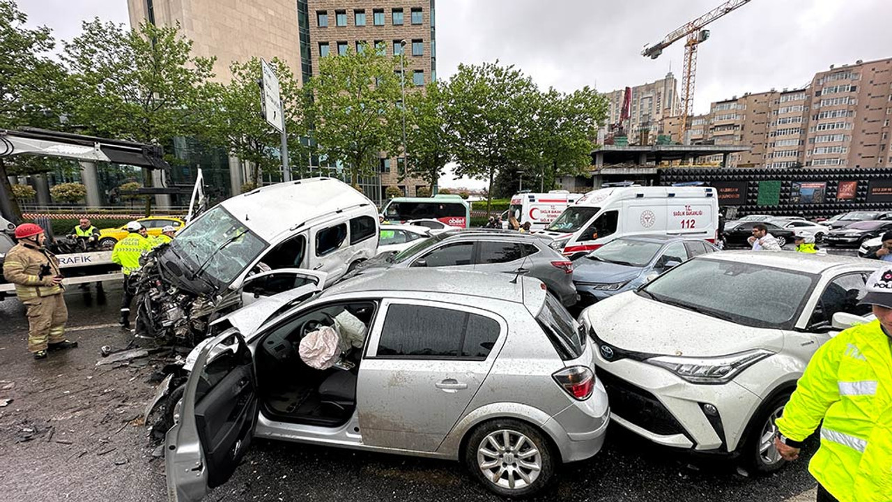 Beşiktaş'ta zincirleme kaza: 8 araç birbirine girdi, 8 yaralı