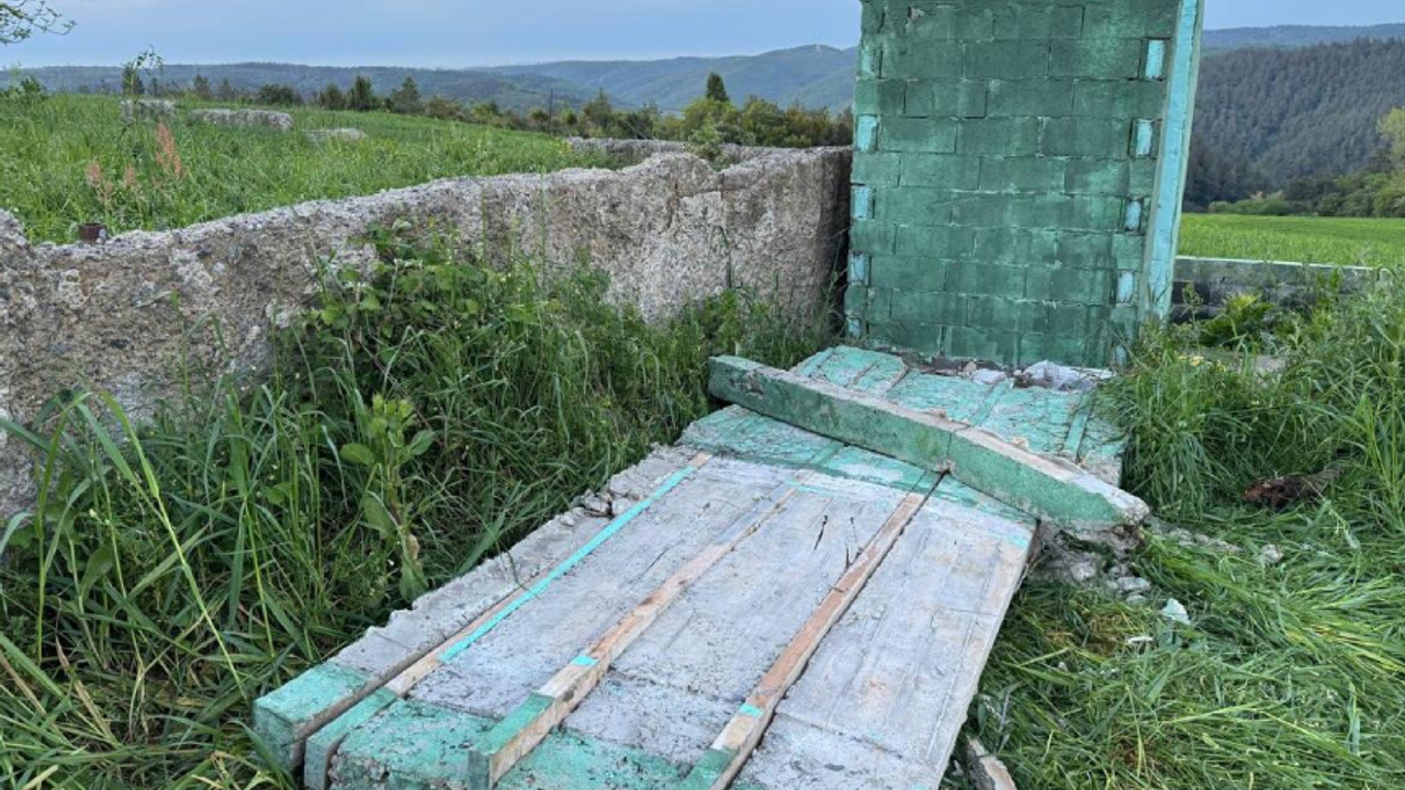 Piknik yapan iki gencin üzerine beton blok devrildi