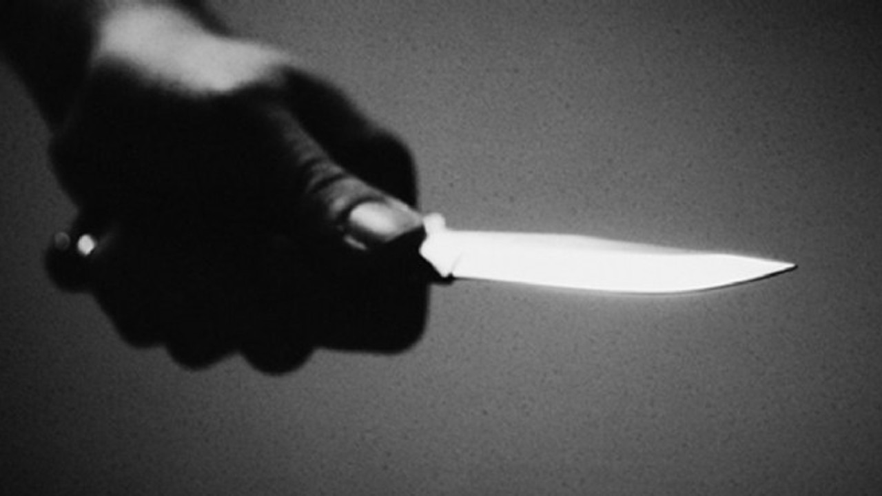 Balkonda annesini defalarca bıçakladı! Vahşi olay sosyal medyanın gündemine oturdu