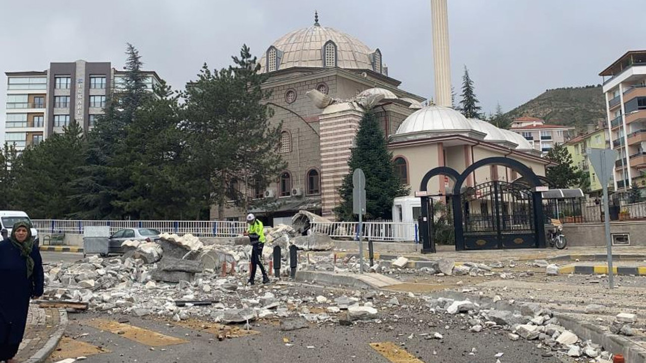 Fırtınaya dayanamadı! Cami minaresi yıkıldı
