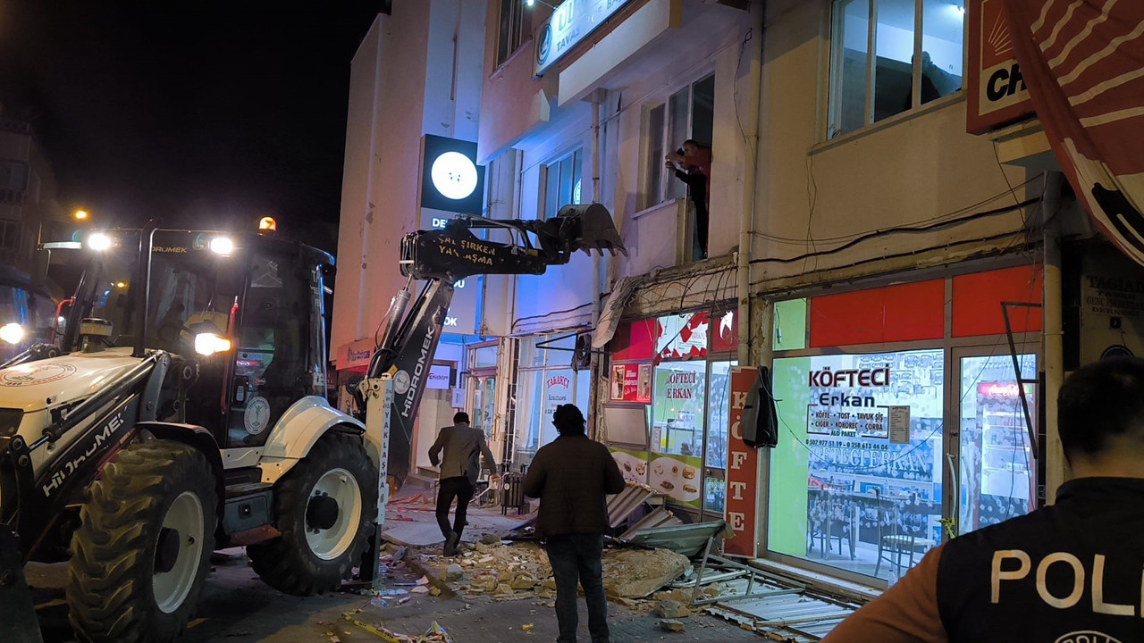 Kutlama sırasında CHP balkonu çöktü: 1 ölü