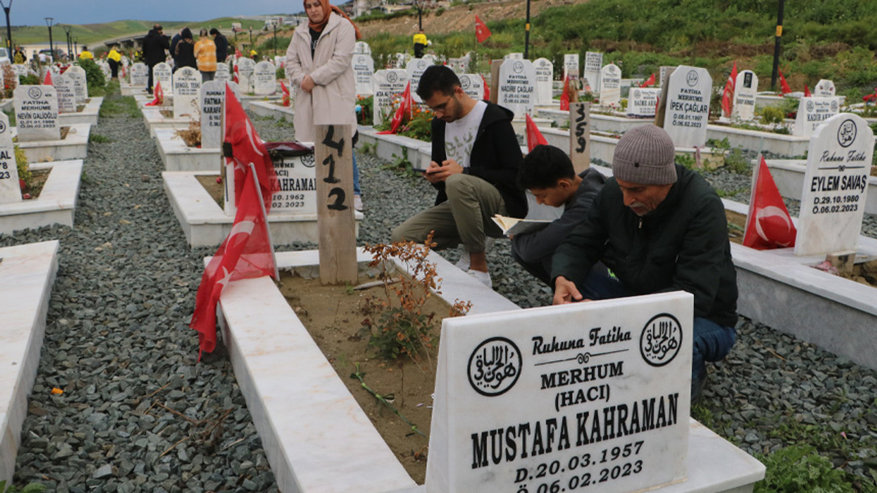 Deprem bölgesinde hüzünlü bayram: Vatandaşlar mezar ziyareti yaptı