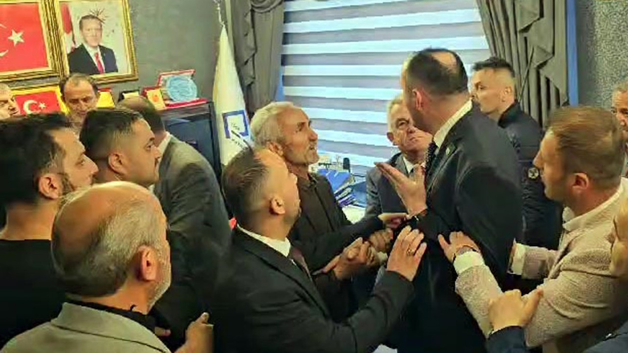 Makam tesliminde skandal: Yeniden Refahlı başkan milletvekiline çiçek fırlatıp, küfretti