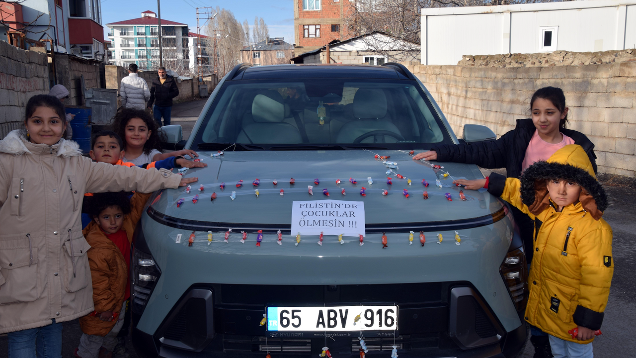 Şekerli kapılardan sonra şekerli araba! Sokak sokak gezip çocuklara dağıttı