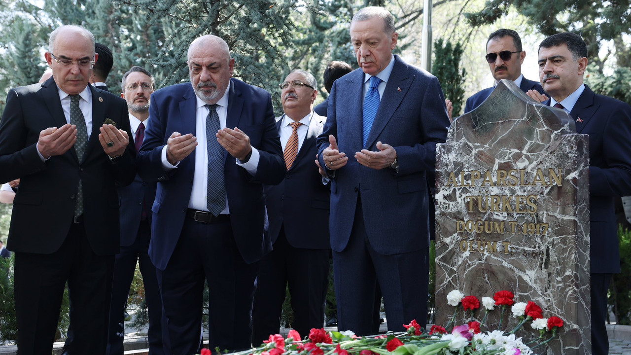 Cumhurbaşkanı Erdoğan Alparslan Türkeş'in mezarını ziyaret etti