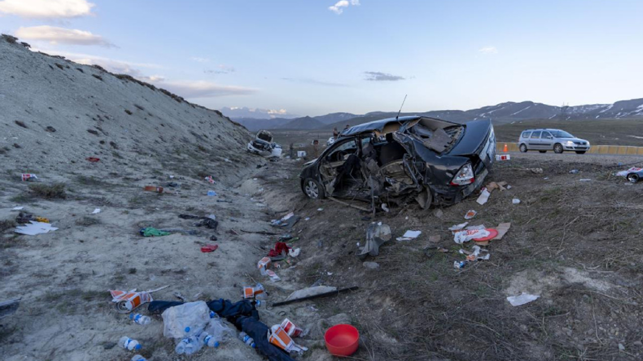 Erzurum'da otomobille pikap çarpıştı: 1 çocuk öldü, yaralılar var