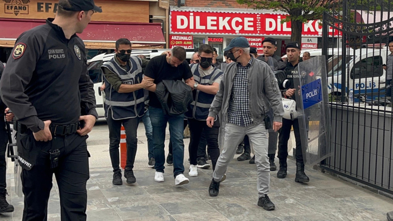 ‘Kelime-i Tevhid’ yazılı bayrakla yürüyen kişiye küfür ve müdahale eden şüpheli adliyede