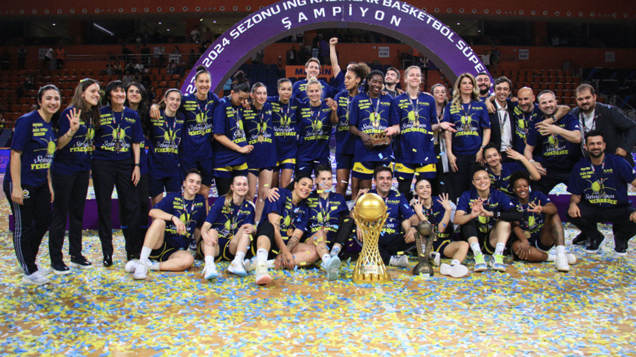 Fenerbahçe, şampiyonluk kupasını kaldırdı