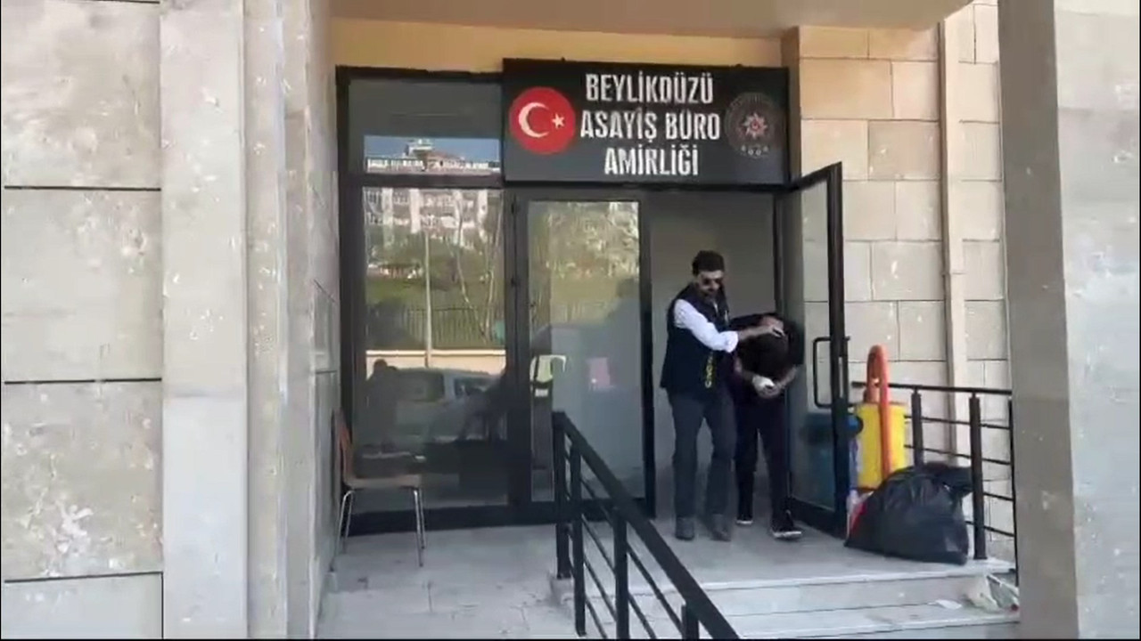 Karısını sokak ortasında defalarca bıçaklayan saldırgan adliyeye sevk edildi!