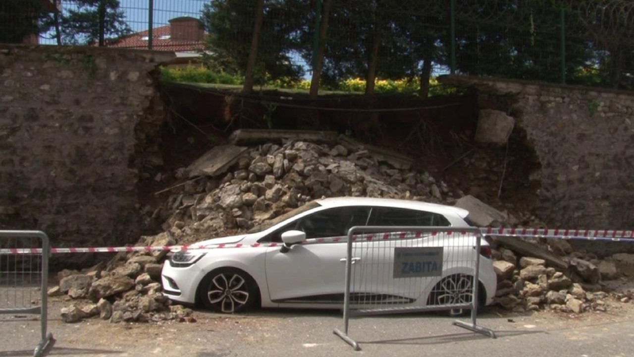 İstanbul'da istinat duvarı çöktü: 2 araç hasar gördü