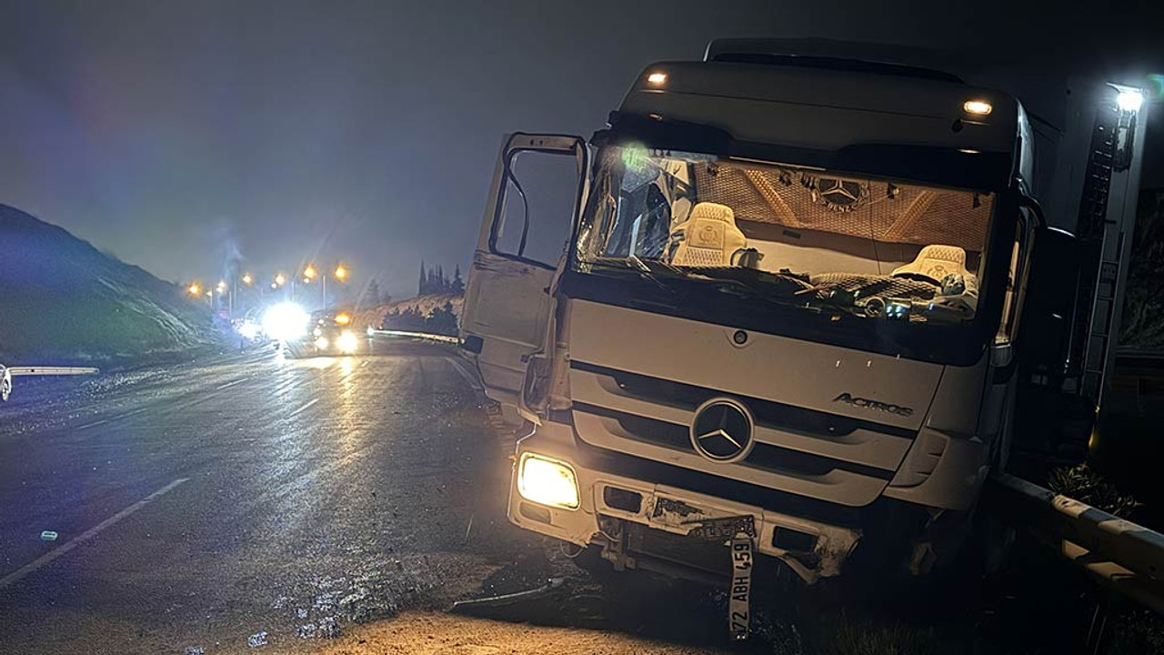 Tır, polis aracına çarptı: 3 polis yaralandı