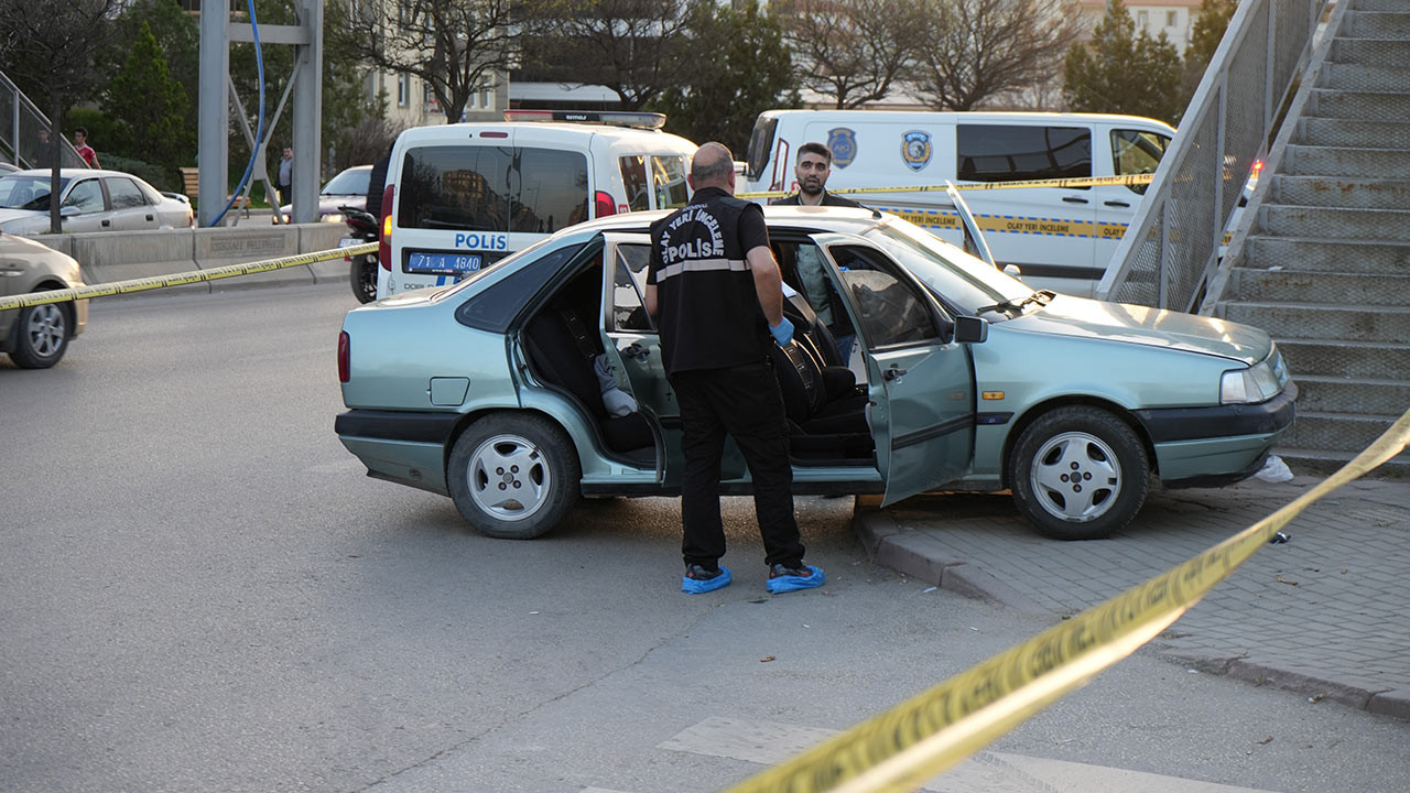 Sevgilisiyle tartışırken kaza yaptı, boğazından bıçakladı