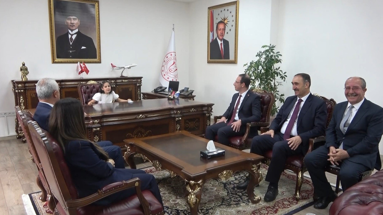 İşte en gerçek vali! Makama oturur oturmaz çikolata istedi